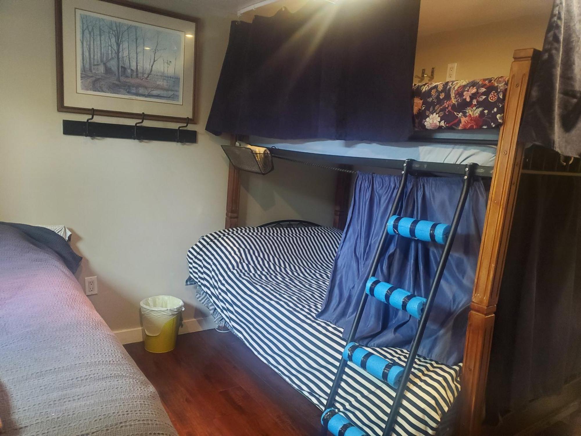 The Calgary Hub Hostel Style Home מראה חיצוני תמונה
